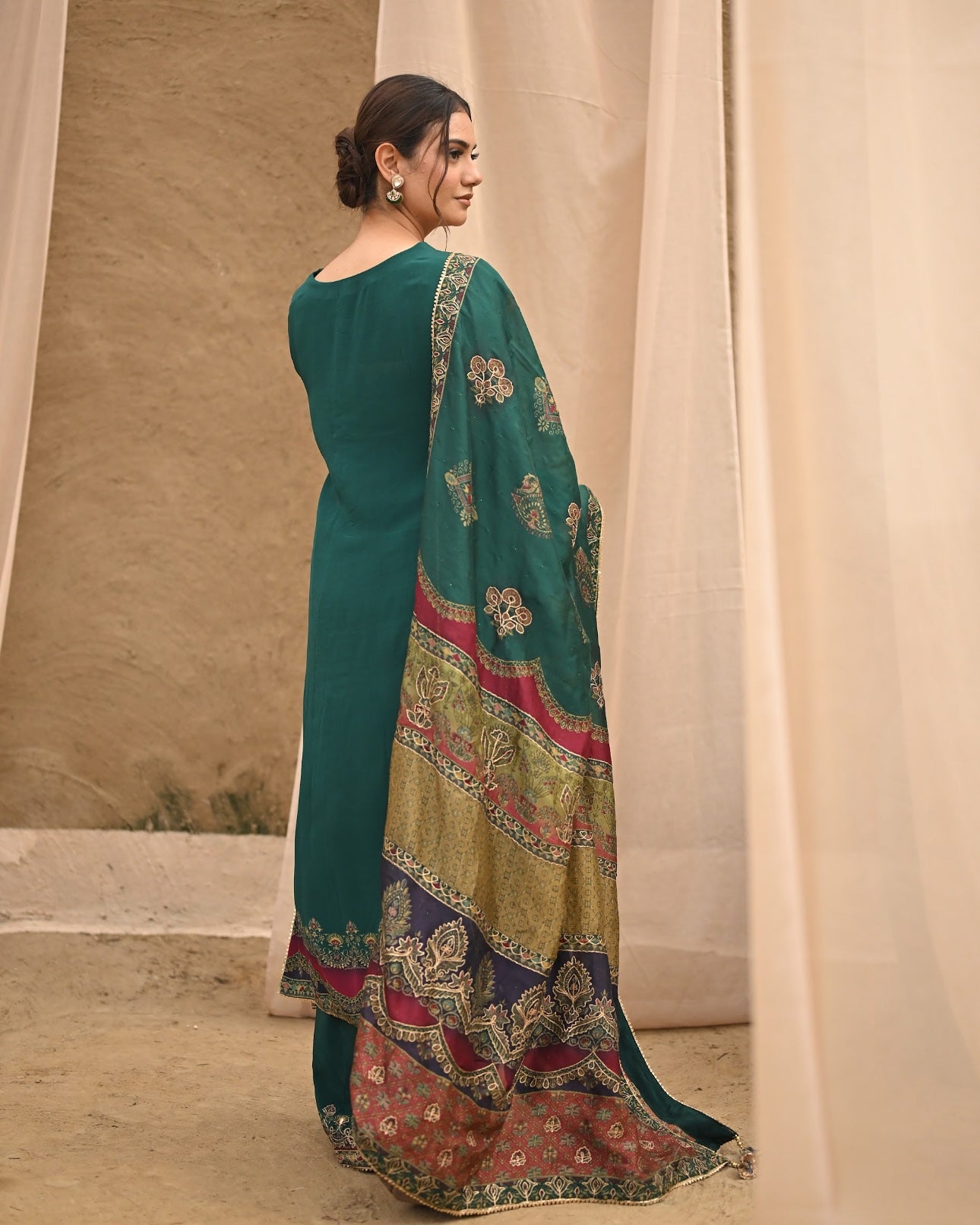 Amira - Dipped in deep green