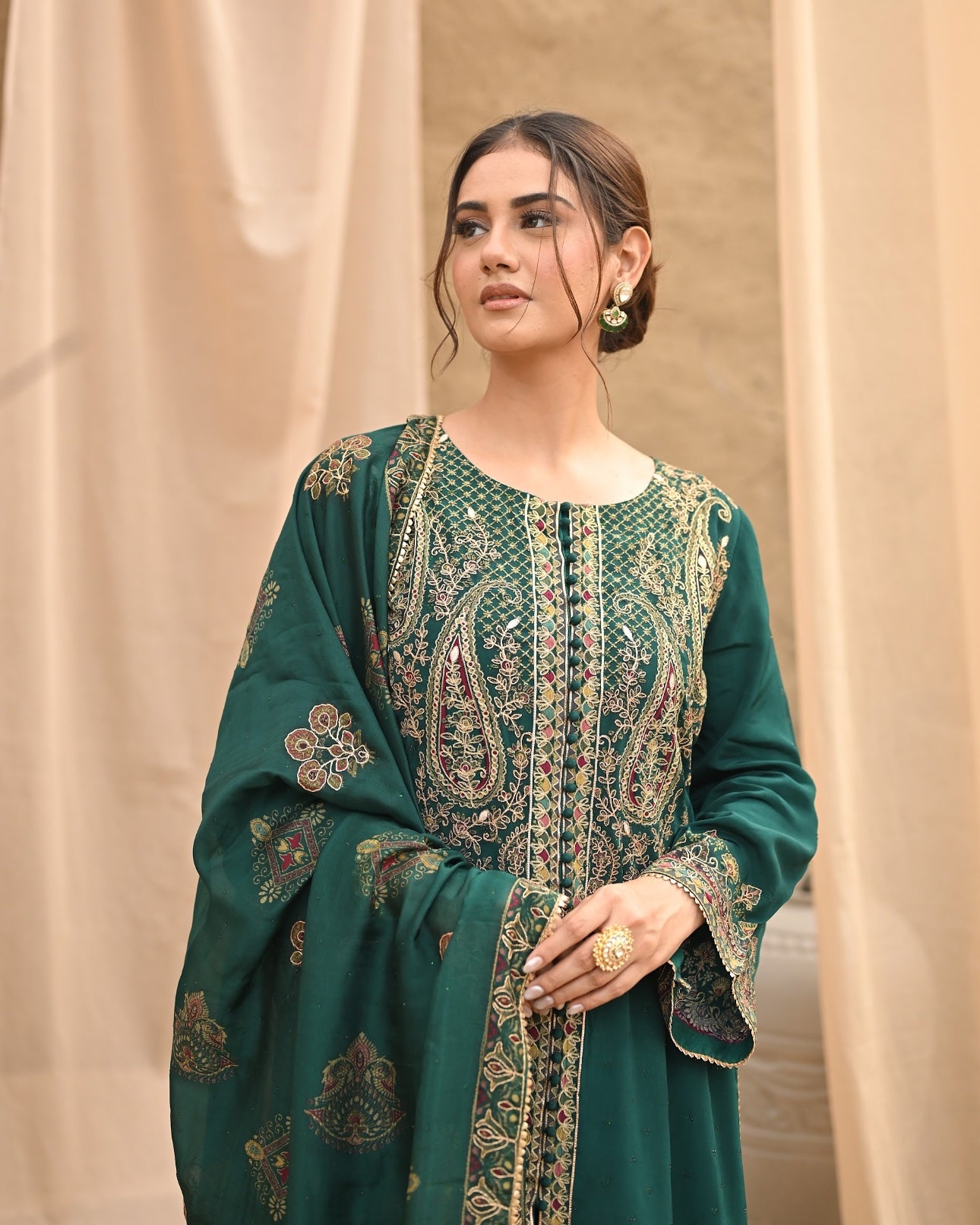 Amira - Dipped in deep green